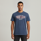 Camiseta Tommy Jeans Mangas Cortas Estampado para Caballeros con modelo (AI)