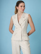 Blusa Rondine Sand en tono beige con rayas delgadas, botones frontales y estilo moderno para mujer.