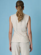Blusa Rondine Sand elegante en beige con rayas delgadas, bolsillos decorativos y diseño sin mangas moderno.