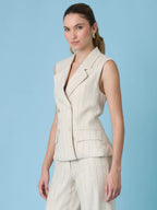 Blusa Rondine Sand sin mangas en color arena con diseño formal y textura ligera de rayas para un look sofisticado.