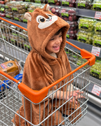 Ruana Ardilla café de Dosmicos: vista de perfil de la capota y la textura, usada por un niño durante una salida al supermercado.