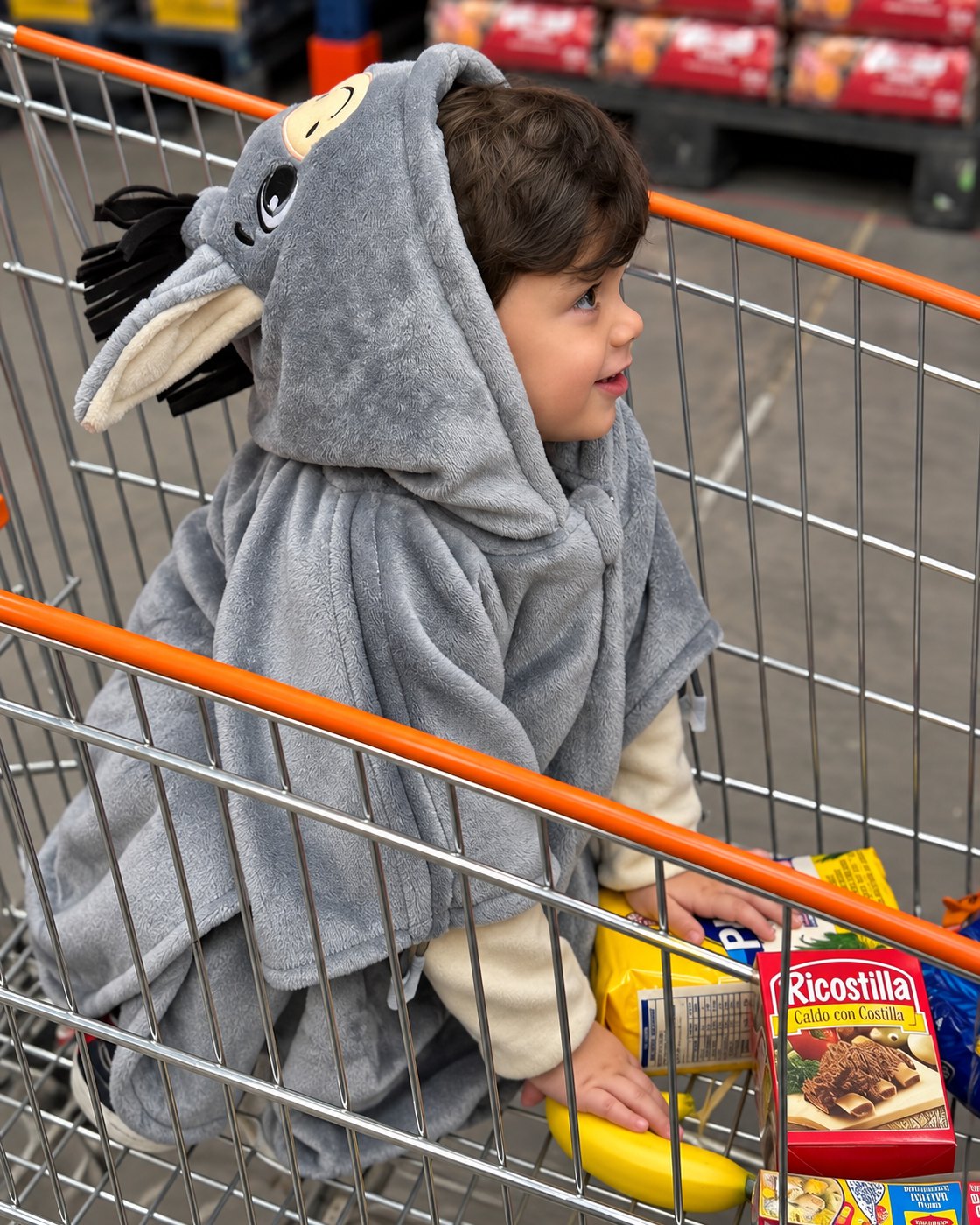 Ruana Burro gris de Dosmicos: vista de perfil de la capota y la textura, usada por un niño durante una salida al supermercado.