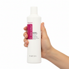 Fanola After Colour Shampoo 350ml sostenido por una mano