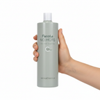 Fanola No More The Prep Cleanser 1000ml sostenido por una mano
