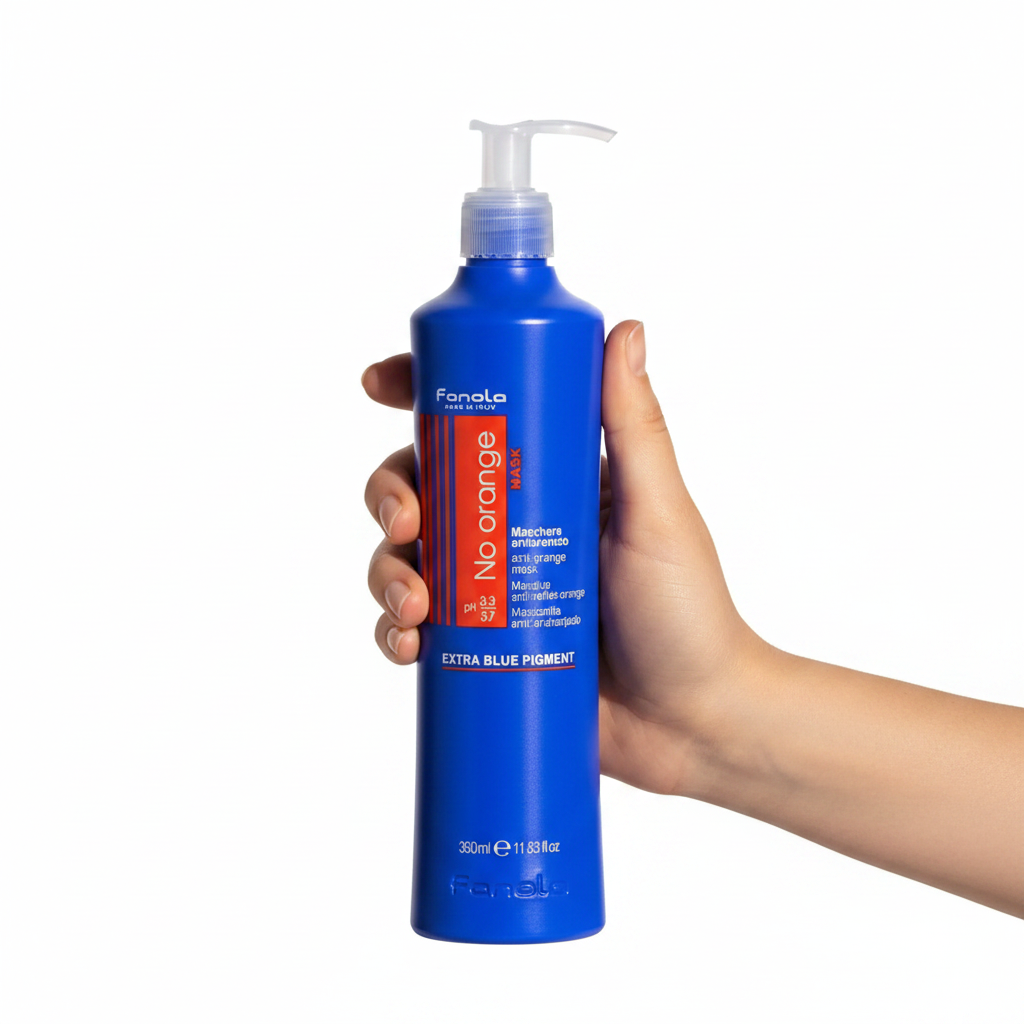 Fanola No Orange Anti-Orange Mask 350ml sostenido por una mano