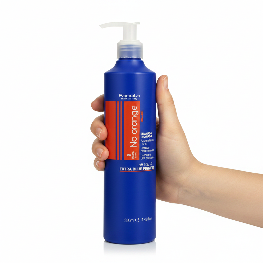 Fanola No Orange Shampoo 350ml sostenido por una mano