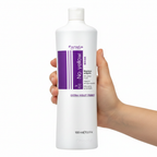Fanola No Yellow Mask 1000ml sostenido por una mano
