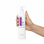Fanola No Yellow Mask 350ml sostenido por una mano