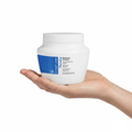 Fanola Smooth Care Straightening Mask 500ml sostenido por una mano