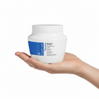 Fanola Smooth Care Straightening Mask 500ml sostenido por una mano