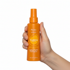 Fanola Wonder Nourishing Glossing Spray sostenido por una mano