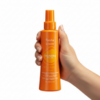 Fanola Wonder Nourishing Leave-in Conditioner sostenido por una mano