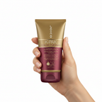 Joico K-PAK Color Therapy Luster Lock sostenido por una mano