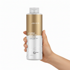 Joico K-PAK Hydrator sostenido por una mano