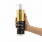 Joico K-PAK Revitaluxe sostenido por una mano