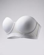 Brasier Strapless St.Even blanco, copa redondeada y banda ancha de malla, flotando sobre un fondo gris suave.