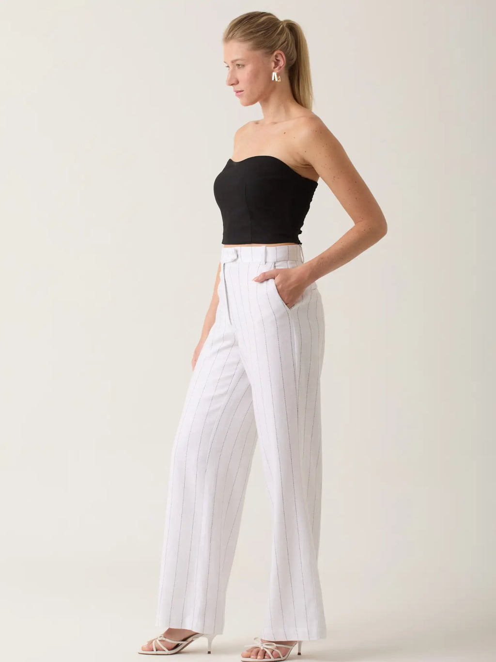 Pantalón Rondine Blanco para mujer con pierna ancha y textura ligera ideal para outfits frescos.