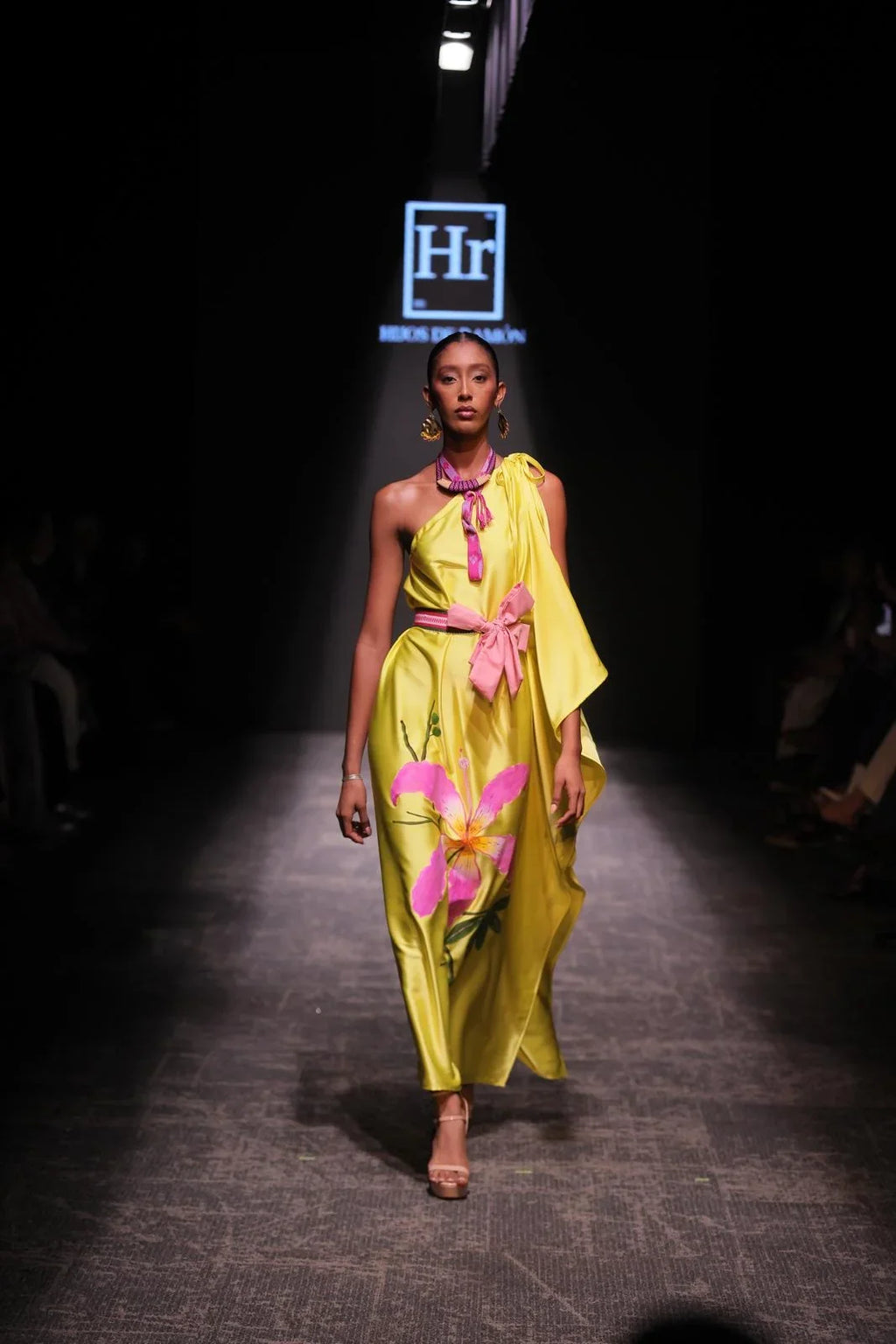 Vestido asimétrico amarillo y toborochi