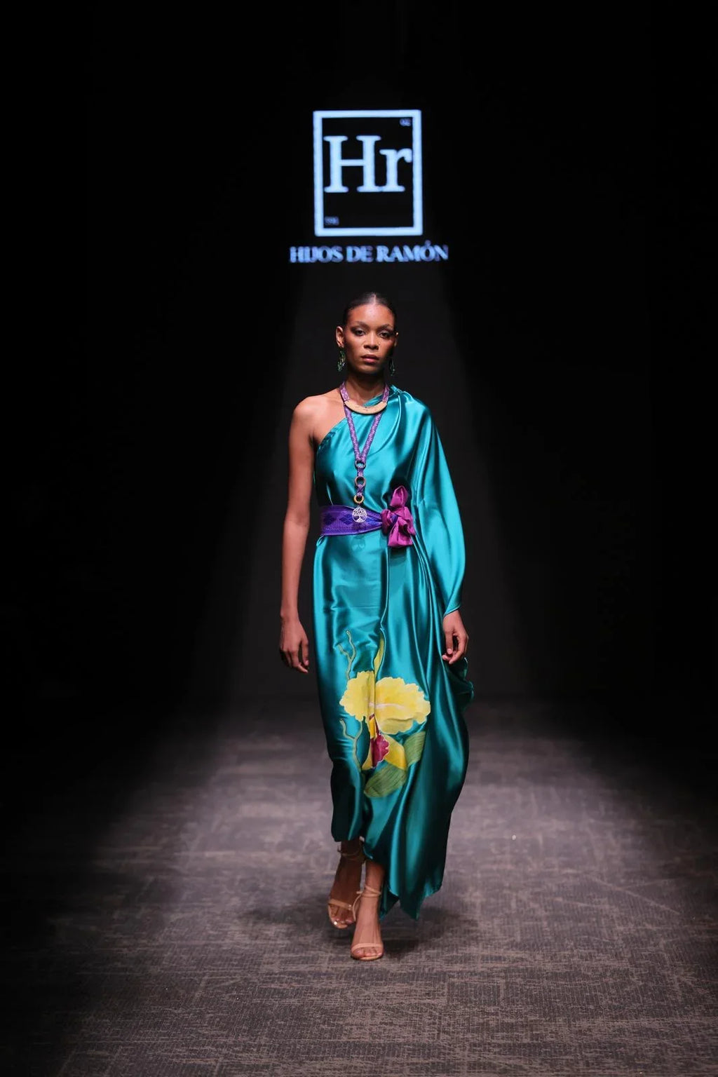 Vestido asimétrico verde esmeralda y orquídea