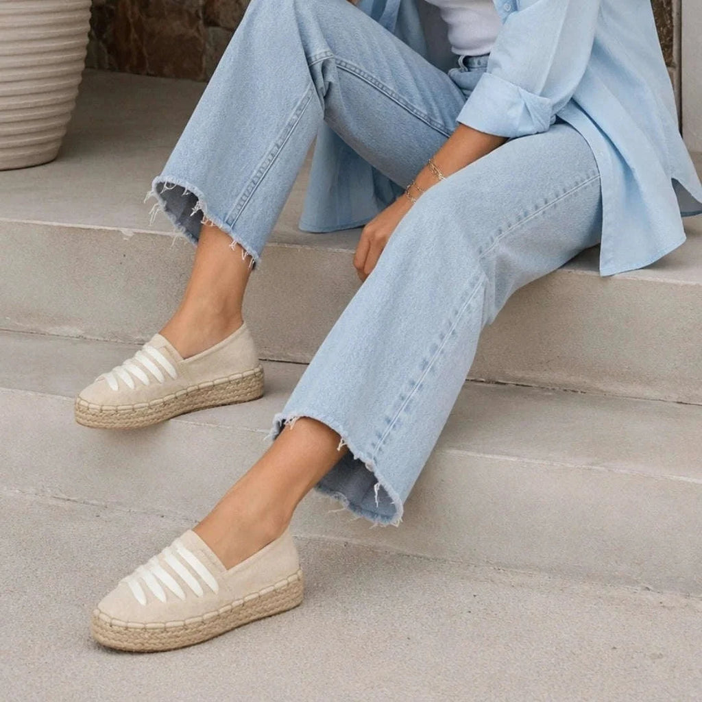 Alpargatas Aura beige en textil gamuza hechas a mano con base ligera.