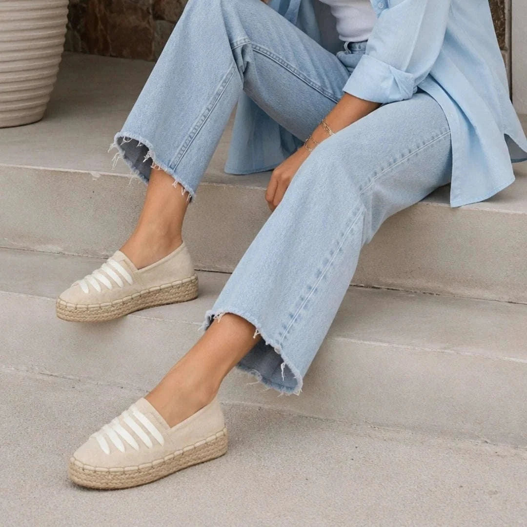 Alpargatas Aura beige en textil gamuza hechas a mano con base ligera.