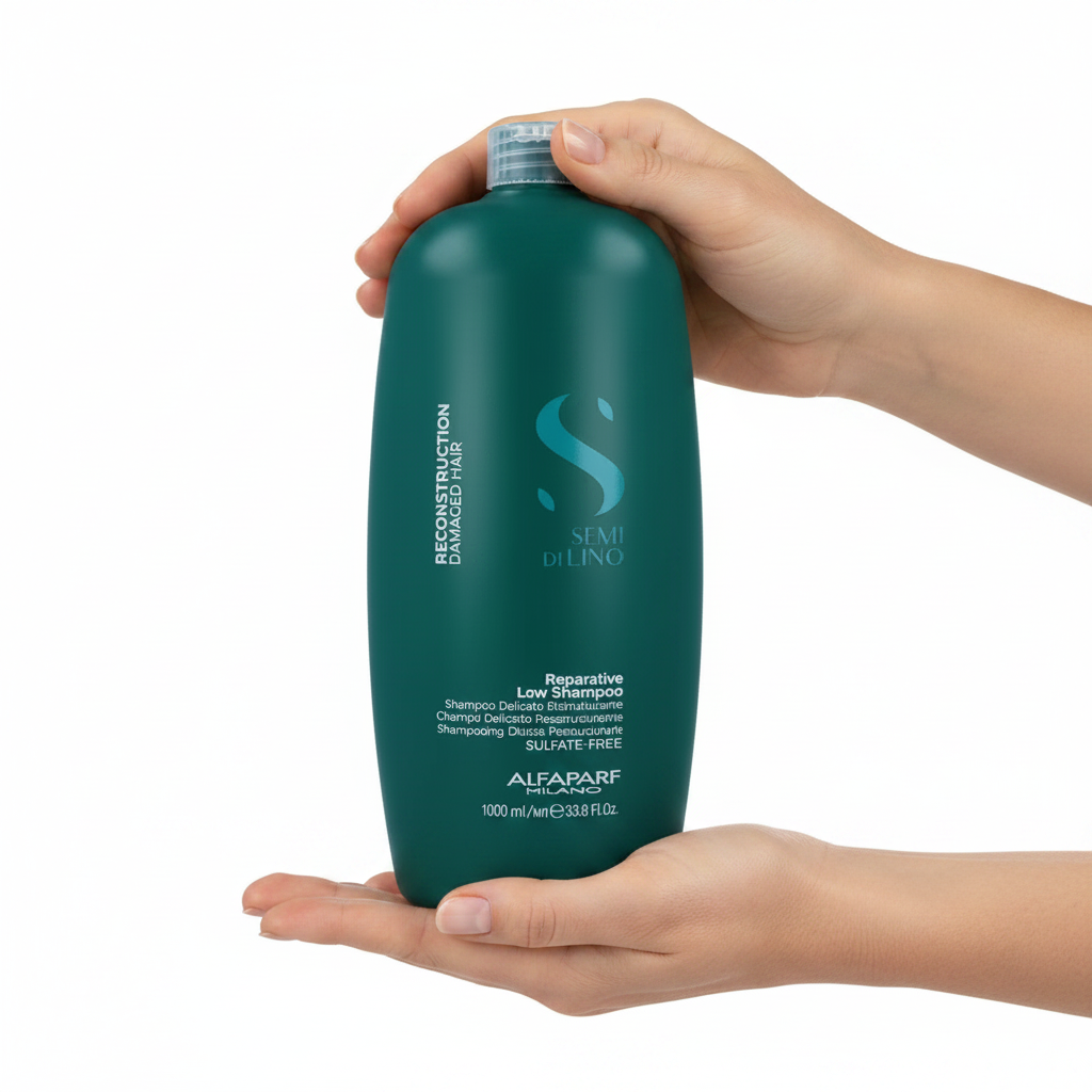Semi Di Lino Reconstruction 1000ml sostenido por una mano