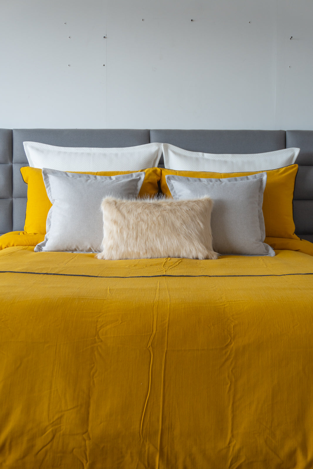 Cozy Kalahari Mostaza duvet cover set in a vibrant mustard hue, featuring unique patterns and a sleek zipper closure.