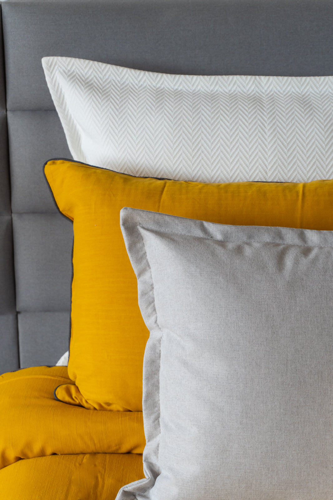 Vibrant Kalahari Mostaza duvet cover set in a unique mustard hue, featuring a sleek zipper closure for easy styling.