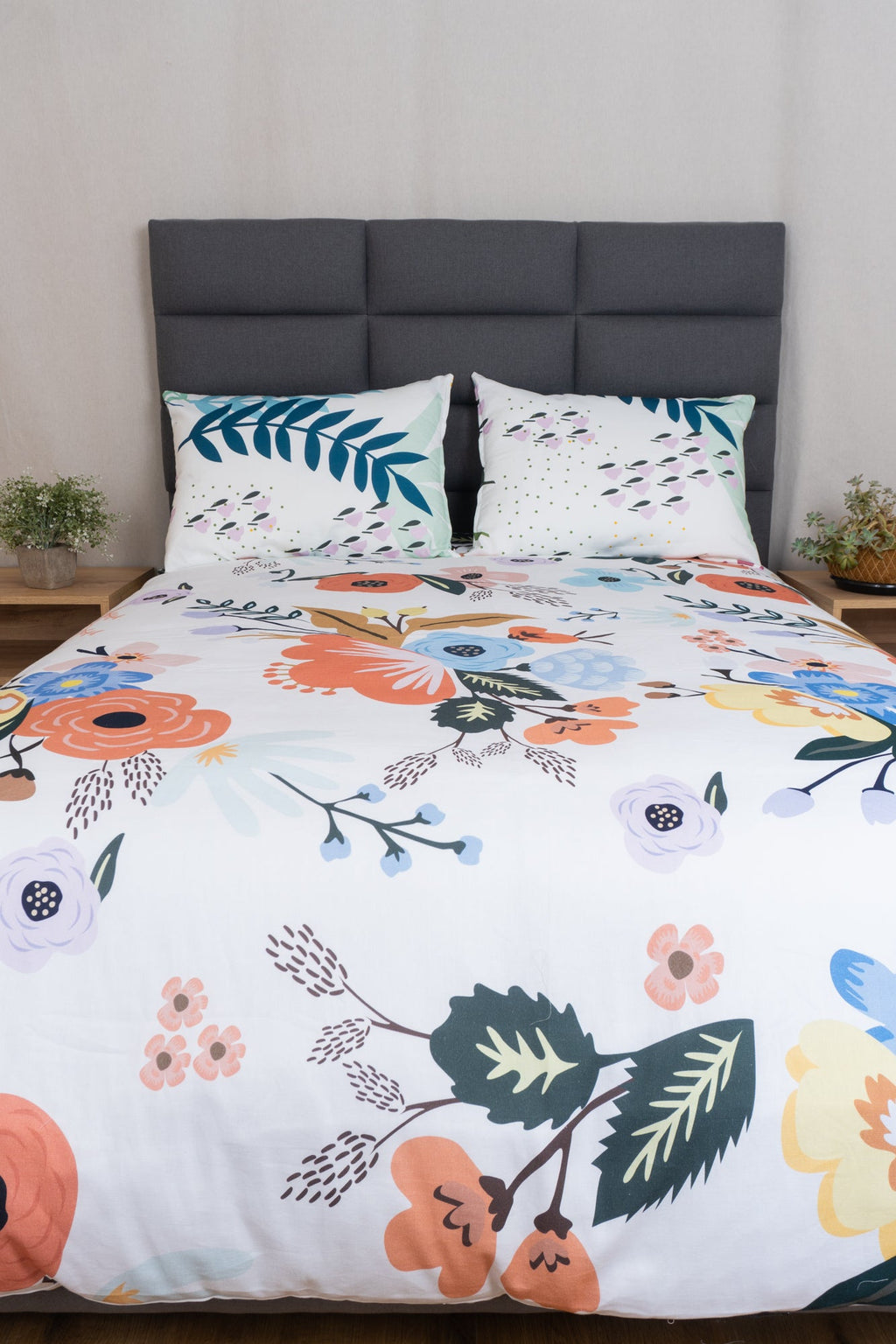 Vibrant pink Mi Jardín Rosa duvet cover set with unique floral designs, adding a stylish flair to any bedroom decor.