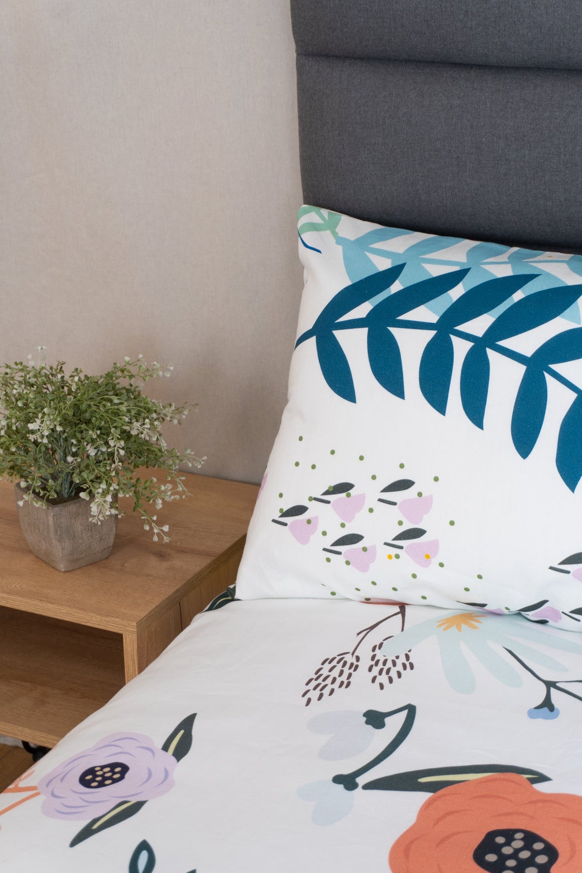 Charming pink Mi Jardín Rosa duvet cover set with unique floral designs, perfect for styling your bed with elegance.