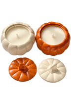 Velas artesanales en recipientes con forma de calabaza y sus tapas, fondo transparente.