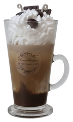 Vela aromática Mocaccino con crema de 12 oz con topping decorativo, fondo transparente.