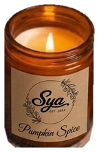 Vela Pumpkin Spice en frasco ámbar, fondo transparente.