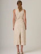 Vestido largo beige bordado con diseño femenino y acabado sofisticado ideal para ocasiones especiales.