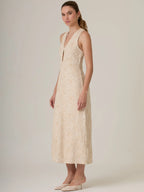 Vestido largo beige con flores bordadas y escote en V moderno y favorecedor.