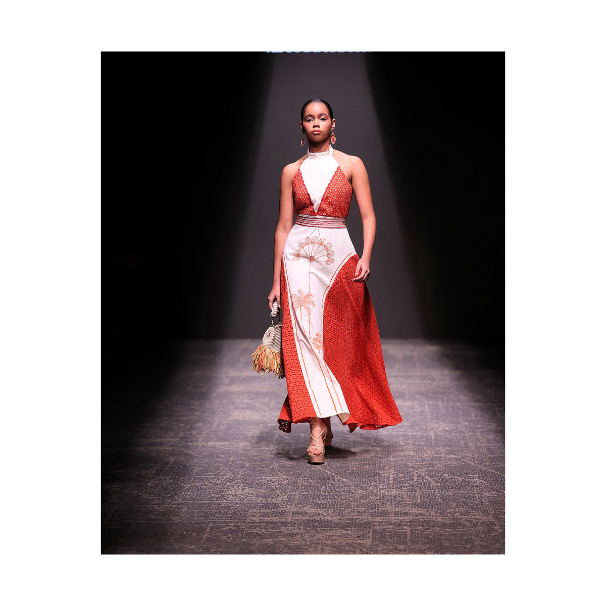 Vestido patrimonio halter terracota de lino