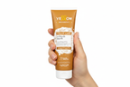 Yellow Color Care Refresh Mask sostenida por una mano