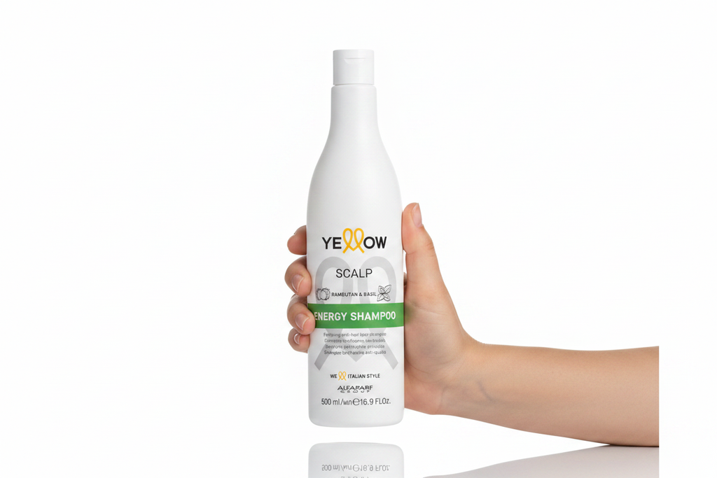 Yellow Scalp Energy Shampoo sostenido por una mano