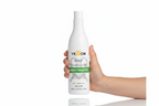 Yellow Scalp Energy Shampoo sostenido por una mano